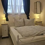 Apartamento Family-friendly With Swimming Pool - 2419 *