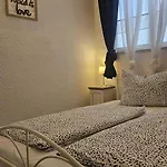 Apartamento Family-friendly With Swimming Pool - 2419 *