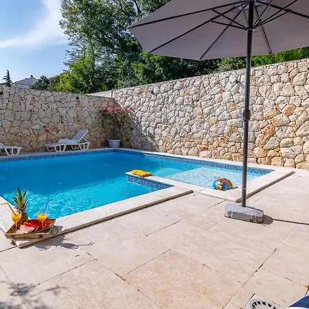Family Friendly With A Swimming Pool - 2419