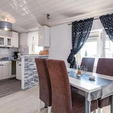Family Friendly With A Swimming Pool - 2419