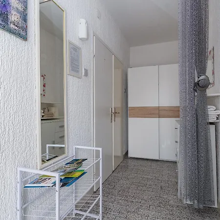 Apartment Family Friendly With A Swimming Pool - 2419
