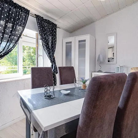 Family Friendly With A Swimming Pool - 2419 Apartment