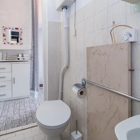 Apartment Family Friendly With A Swimming Pool - 2419